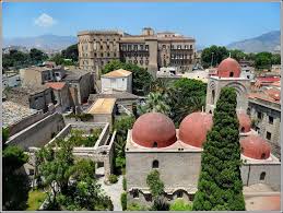 esterno--chiesa-S.-Giovanni-degli-Eremiti-sfondo-Palazzo-dei-Normanni